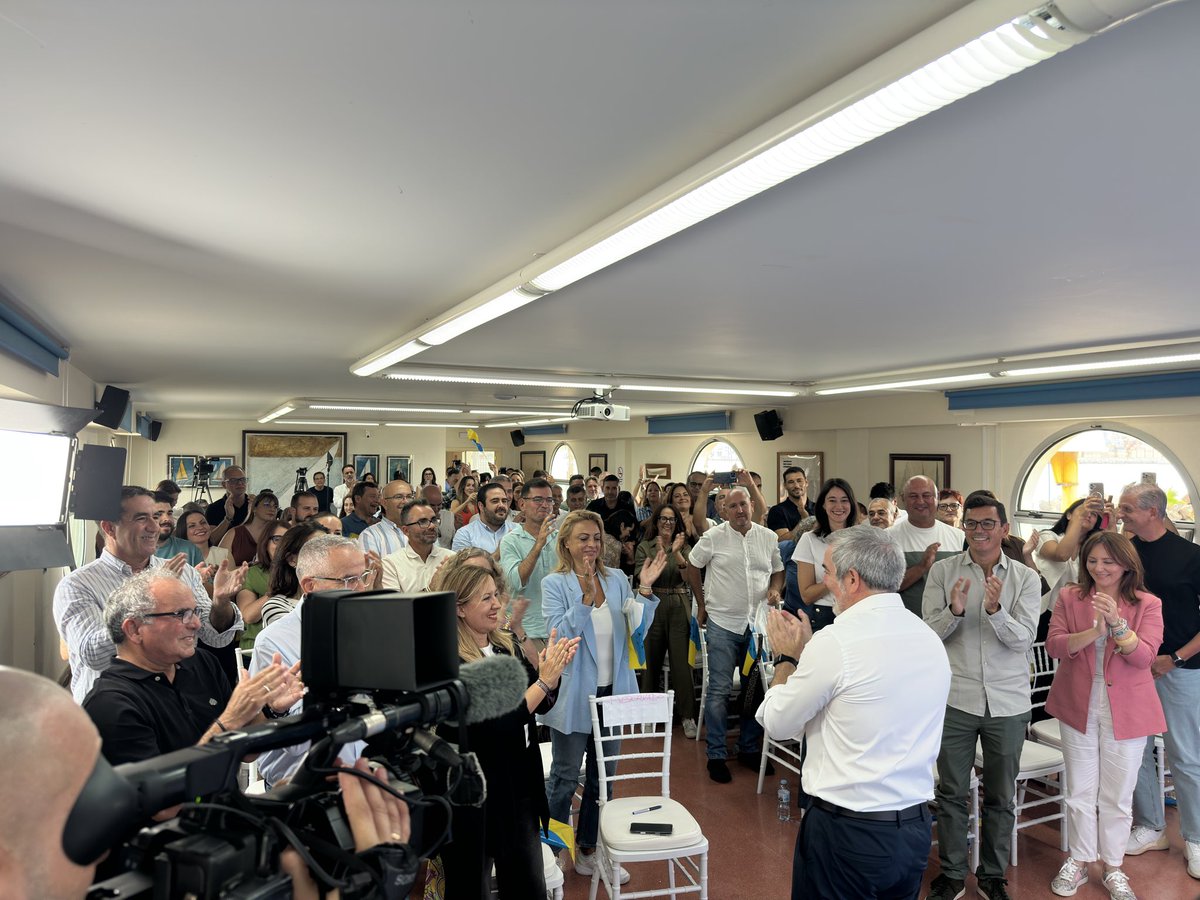 FClavijoBatlle's tweet photo. Gracias de corazón por el apoyo y la confianza. Ser elegido candidato de CC es un honor que asumo con responsabilidad. Defender nuestra identidad, la unidad del nacionalismo y la cohesión de las 8 islas seguirán siendo mis prioridades. A seguir construyendo un archipiélago que avanza al modo canario!