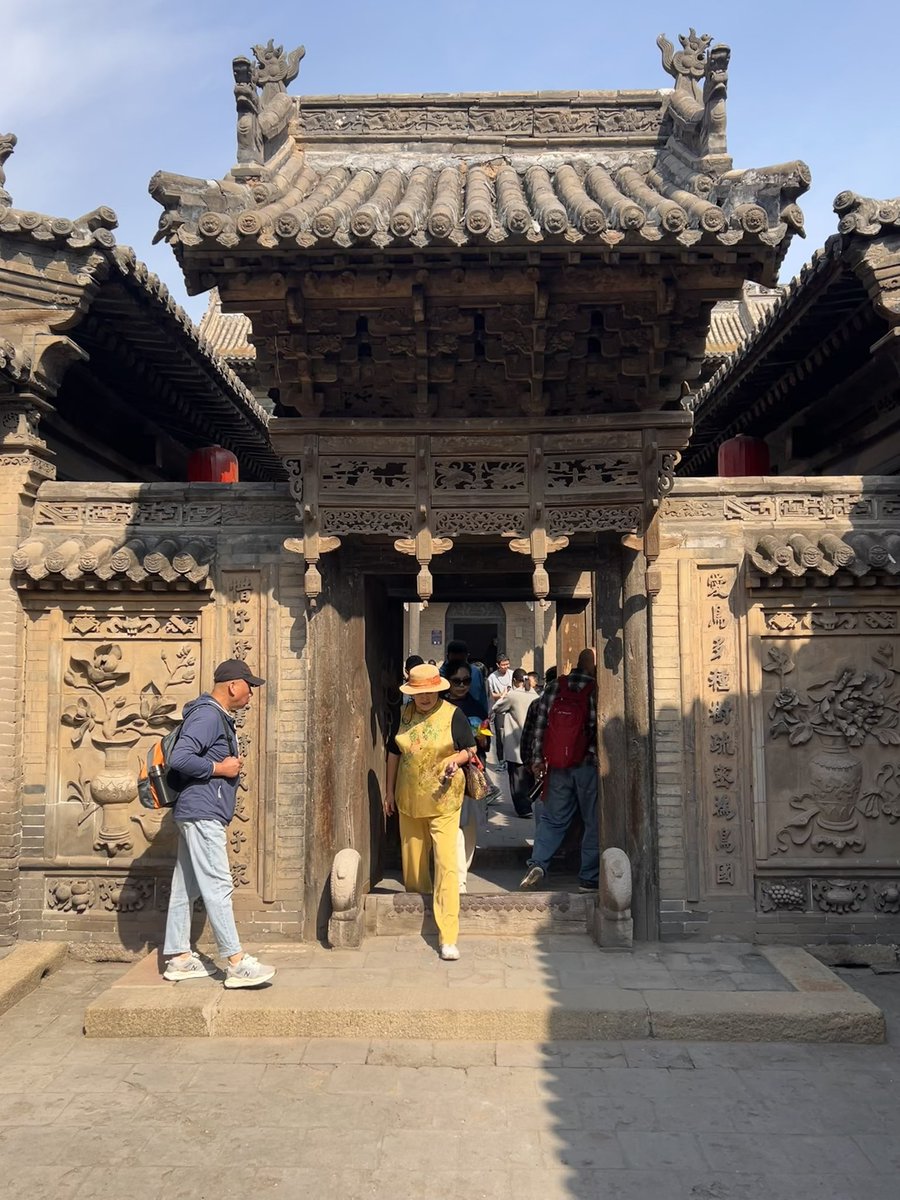 tongbingxue's tweet photo. Today, visited Chang Family Compound 常家庄园，the biggest traditional merchant residence in Shanxi.

At its peak, the estate covered about 600,000 square meters; today around 120,000 square meters are open to visitors.

Built by the Chang family, a famous “scholar-merchant” clan on the Tea Road, the manor mixes grand northern courtyards with elegant southern-style gardens.

Inside, there are long streets, walled compounds, an ancestral hall, a family academy, and large private gardens with pavilions, bridges and lakes. It is a great place to feel how Shanxi merchants lived, studied and did business two centuries ago.