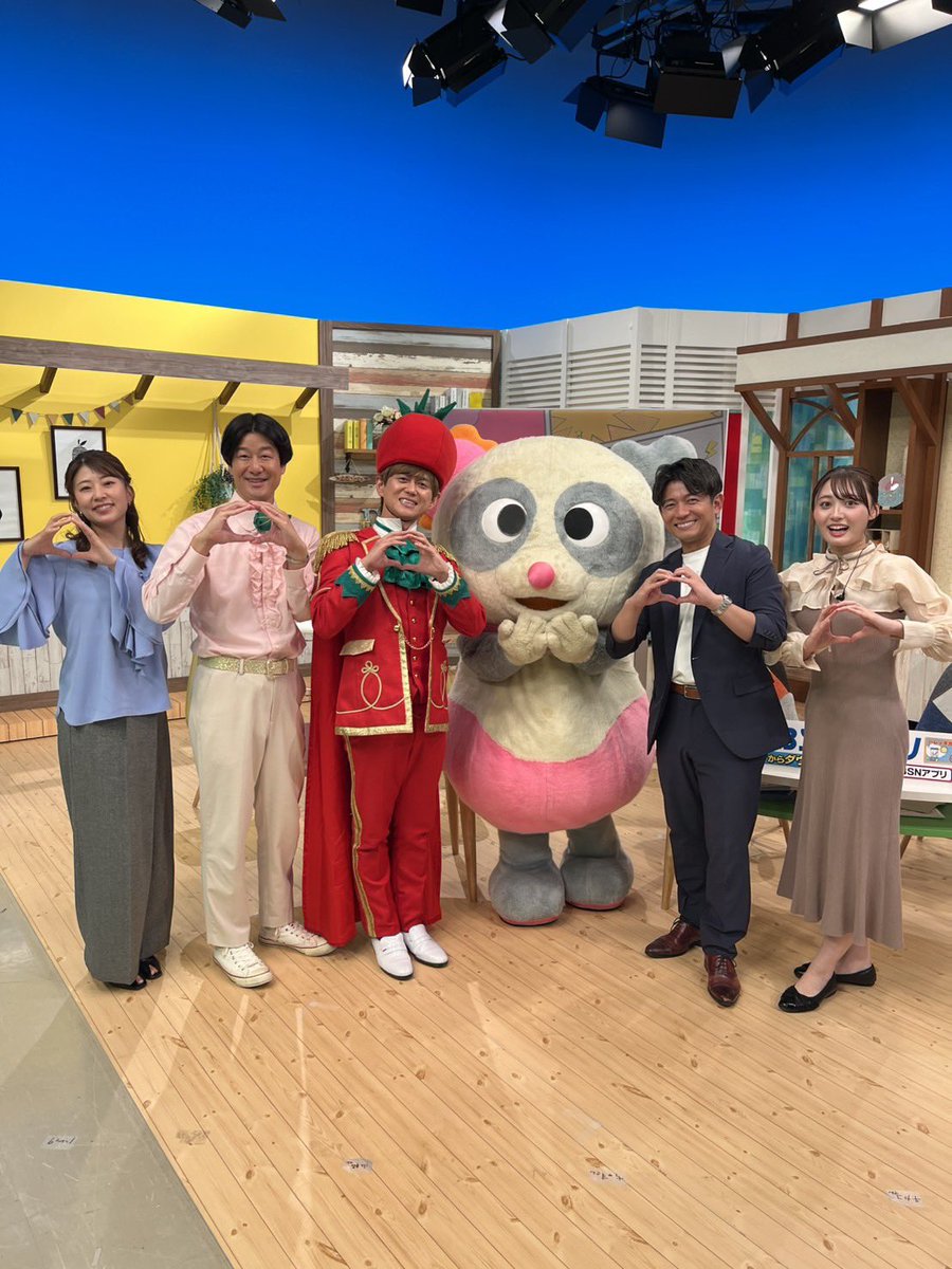 tyasu1000's tweet photo. 本日‼️

初‼️BSN新潟放送『土曜ランチTV なじラテ』にスタジオ生出演✨

出演の
チカコホンマさん、
いっすねー！山脇さん、
BSNアナウンサーの
三石佳那さん、工藤淳之介さん、加藤渚さん、麦島侑さん、ハレッタ君
スタッフのみなさま、ご視聴のみなさま

ありがとまと🍅 https://t.co/3ENPV8qVas