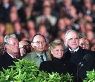 Leo_nie_Bruder's tweet photo. Ich war dabei. Und habe im Zuge der #Wiedervereinigung meinen Frieden mit #WillyBrandt geschlossen.
#DankeWilly
#DeutscheEinheit
#German_Unity_Day
#Ossis #Wessis #Deutsche
#Einheit
#ZeigDieFahne https://t.co/ChYHQc8L0X