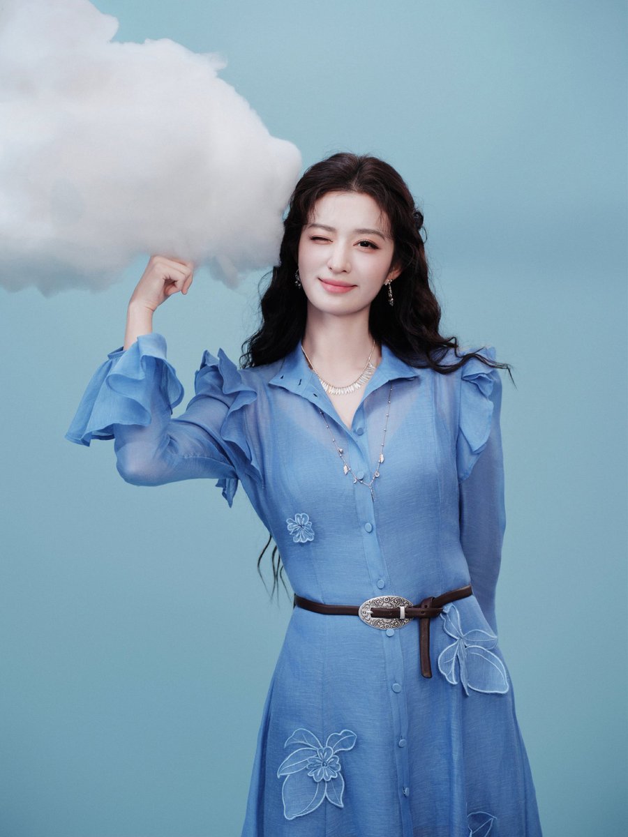 softfiiction's tweet photo. churan kayaknya taun ini tiap dateng ke event brand kebanyakan make dress warna biru deh 😭 https://t.co/bp7zYFxzTo