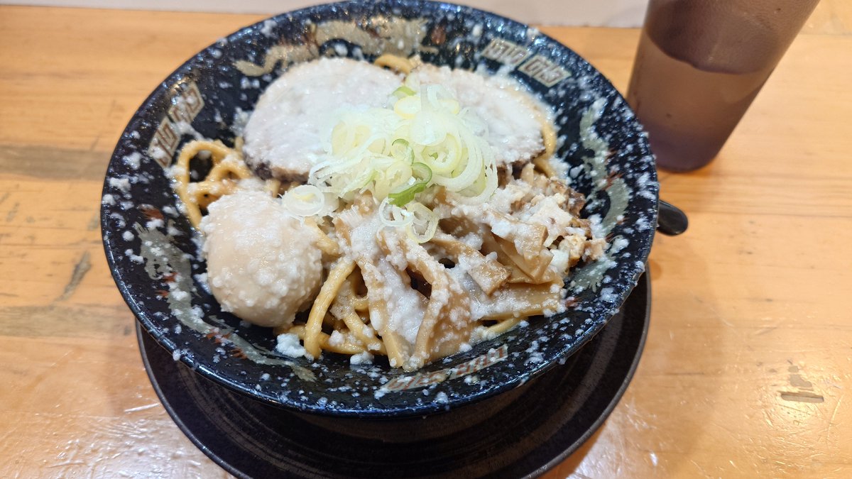 khaki_231's tweet photo. 神保町　平太周
爆盛油脂麺（ﾊﾞｸﾓﾘｱﾌﾞﾗｱﾌﾞﾗﾒﾝ）
麺量200g 味濃いめ
美味しかった！
ただ背脂チャッチャ系に野暮な意見なのは分かってるけど、丼が汚く見えてしまう。
#ｷｬﾌｨｰﾝ https://t.co/bItxLUspWl