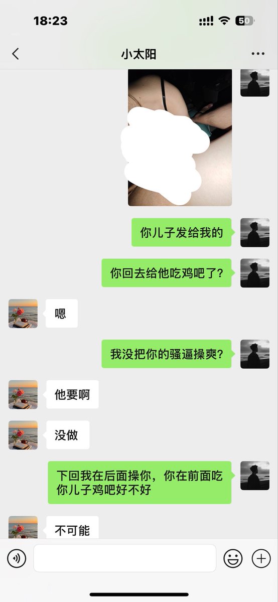xcam925's tweet photo. 昨天下午约他的骚逼老妈去操她的骚逼，第一次操了母狗的屁眼，捅进去的那一刻骚逼叫声真痛苦，最后一炮射在她的屁眼里让她带回了家，晚上他儿子又让她给他吃鸡吧，他也是能忍，没在家里操她的骚逼老妈，但是第一次射在了嘴里，前前后后花了接近三个月时间，把他妈变成了我们的精厕 #熟女 #骚逼 #母狗 https://t.co/dMHHCpUA3M