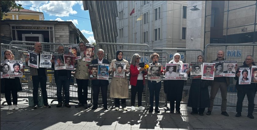 ToplumsalMht229's tweet photo. Cumartesi Anneleri 1123. kez Galatasaray Meydanında: “İbrahim Gündem’in akıbetini açıklayın!”

Cumartesi Anneleri, 35 yıl önce Diyarbakır’da evine yapılan asker baskınında gözaltına alındıktan sonra kendisinden bir daha haber alınamayan İbrahim Gündem için Galatasaray Meydanı’ndaydı. 

Gündem’in dosyasının 35 yıldır etkin biçimde soruşturulmadığını belirten Cumartesi Anneleri, “İbrahim Gündem’in akıbetini ortaya çıkarmak, sorumluları belirlemek ve adaleti sağlamak devletin görevidir” dedi.

Gündem’in kız kardeşi Feride Gündem:“Ağabeyimi bulana, mezarımıza alana kadar mücadelemizden vazgeçmeyeceğiz”