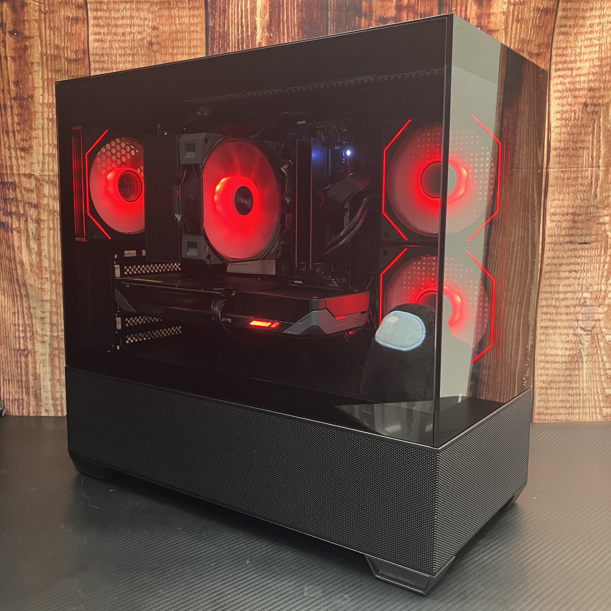 dospara_fuji's tweet photo. 📢スタッフ一押し展示PCのご紹介📢

CPU #AMD Ryzen 7 5700X
GPU #GIGABYTE RX9060XT 8G
ケース #CLM Elite 490
￥238,360円(10/3時点)

シンプルで落ち着いた雰囲気の1台に仕上がりました💪
#組立代行 のご相談はドスパラ富士青葉店まで👍
#ドスパラスタッフ #富士 https://t.co/rhtZkDuKTM