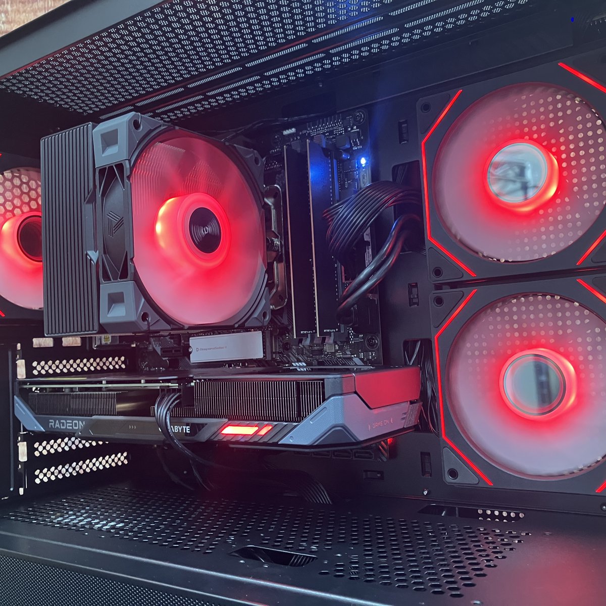dospara_fuji's tweet photo. 📢スタッフ一押し展示PCのご紹介📢

CPU #AMD Ryzen 7 5700X
GPU #GIGABYTE RX9060XT 8G
ケース #CLM Elite 490
￥238,360円(10/3時点)

シンプルで落ち着いた雰囲気の1台に仕上がりました💪
#組立代行 のご相談はドスパラ富士青葉店まで👍
#ドスパラスタッフ #富士 https://t.co/rhtZkDuKTM