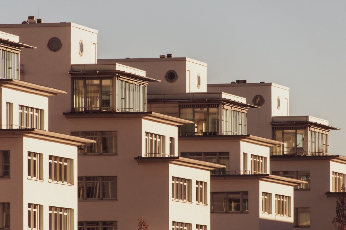 UniversidadAnd's tweet photo. ⚡ Una investigación de @InfoUMA diseña un algoritmo para gestionar mejor la energía en edificios y comunidades.

🔋 Permite programar cuándo consumir, almacenar, comprar o vender electricidad para aprovechar las renovables y reducir costes.

🔗 https://t.co/ml6IYqEqXD https://t.co/jMCGCmlke2