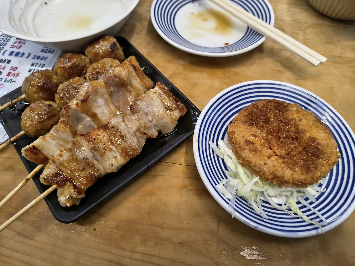 gurumeraidaa's tweet photo. いこい本店に行ってきました。
モツ煮、長芋千切り、豚バラ肉串、つくね、大瓶２本で1,980円でした。
東京なのに安い！
#いこい本店 #赤羽 #せんべろ #立ち飲み #大衆酒場 #東京グルメ #モツ煮 https://t.co/XlpuvgPkNF