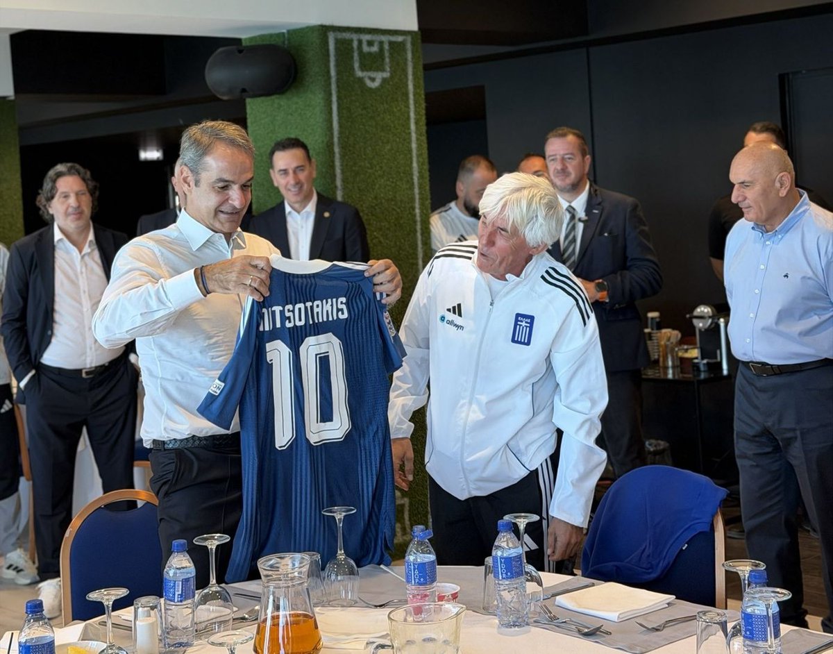 newsonline_gr's tweet photo. Κυριάκος Μητσοτάκης στο ξενοδοχείο της εθνικής: «Εκπλήξατε πολλούς αλλά όχι τους εαυτούς σας», είπε στους διεθνείς dlvr.​it/TVlzXG https://t.co/kx6FgYjuoE