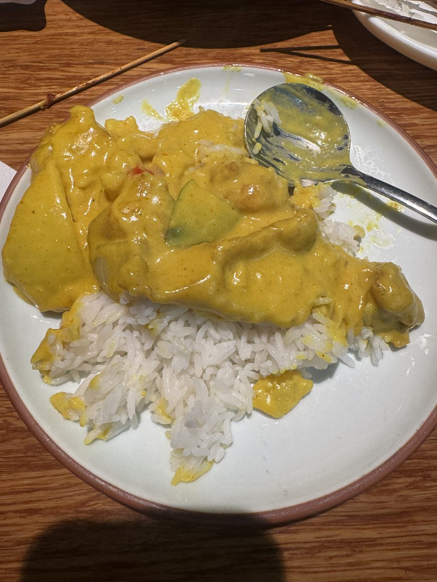 TheChipGuyJason's tweet photo. Out getting Thai food with a friend, staring at this tiny bowl, and having a whole internal debate.

And i was like :"Nan, man. chicken curry gotta belongs on an plate!" Had to ask the waiter to bring me a plate.

Guess I'm just too raw and basic for fancy aesthetic bowls.

#FoodieLife⁠ ⁠#ThaiFood⁠ ⁠#KeepItReal⁠ ⁠#DinnerVibes⁠ ⁠#Unfiltered⁠ ⁠#GoodEats⁠