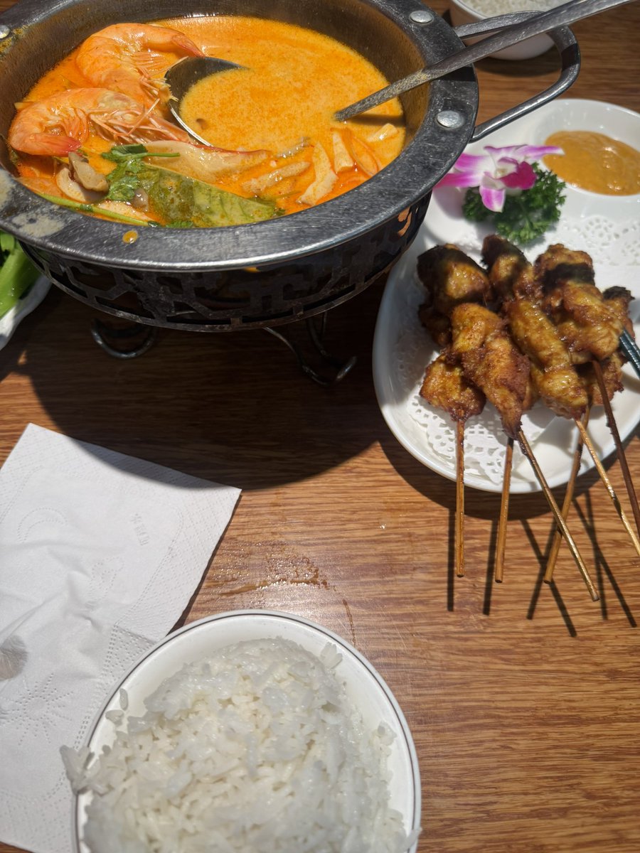 TheChipGuyJason's tweet photo. Out getting Thai food with a friend, staring at this tiny bowl, and having a whole internal debate.

And i was like :"Nan, man. chicken curry gotta belongs on an plate!" Had to ask the waiter to bring me a plate.

Guess I'm just too raw and basic for fancy aesthetic bowls.

#FoodieLife⁠ ⁠#ThaiFood⁠ ⁠#KeepItReal⁠ ⁠#DinnerVibes⁠ ⁠#Unfiltered⁠ ⁠#GoodEats⁠