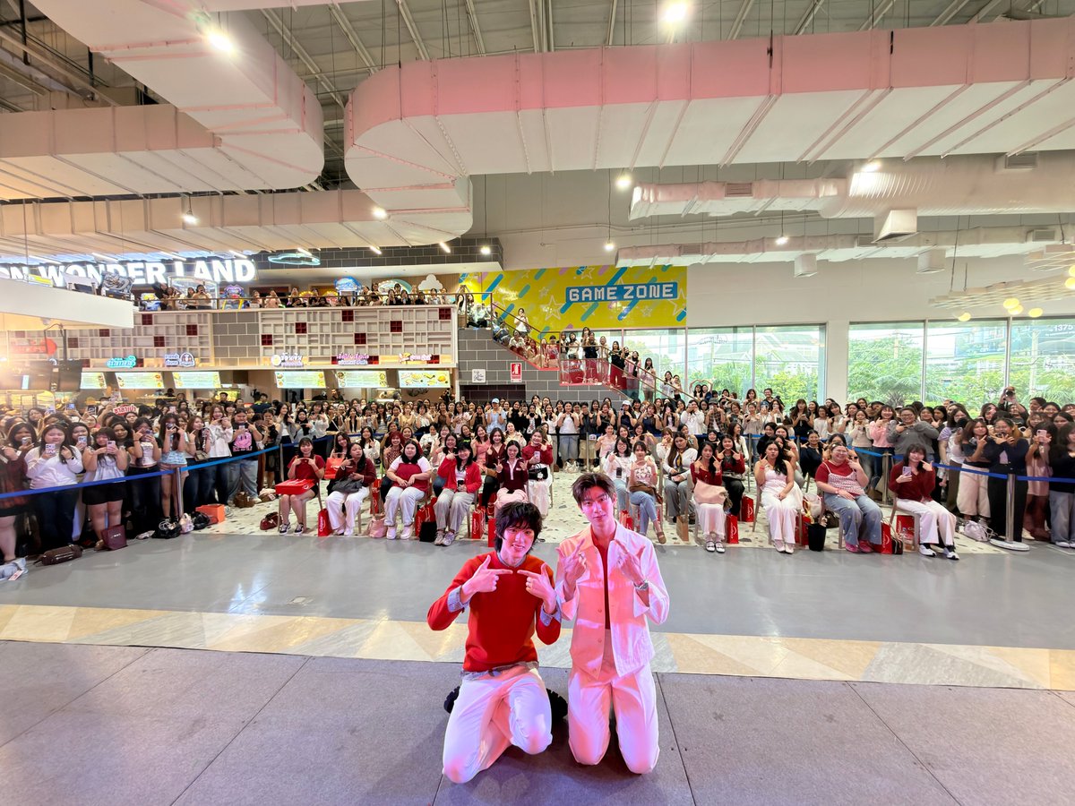 DomundiTV's tweet photo. ขอขอบคุณ “Colgate Thailand” และ @BigCThailand ที่ให้เกียรติ “โทมัส” @tthomastc และ “ก้อง” @kongjiro_ ได้มาร่วมกิจกรรมงานในวันนี้นะคะ 🥰

ขอขอบคุณแฟน ๆ ทุกคนที่มาเจอกัน รวมถึงแฟน ๆ ที่ส่งกำลังใจมาให้ทั้งสองคนด้วยนะคะ 🫶🏻✨️

#ColgateSmileMomentWithThomasKong 
#BigCBeautyFair https://t.co/lVm5VAgF10