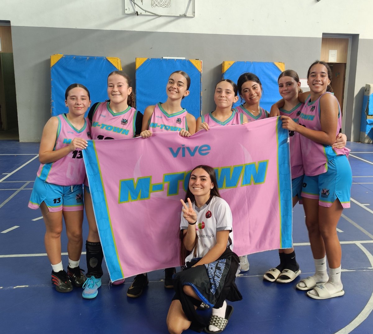 CDJPuertaOscura's tweet photo. Teloneras del club en debut liguero y...COMPITIENDO hasta el final!!

¿Lo dudabas?
Hay cantera para rato🩷🩵

#Las7Magnificas
#MartaNoTaponesAVictoria https://t.co/aNIgNFGR6r