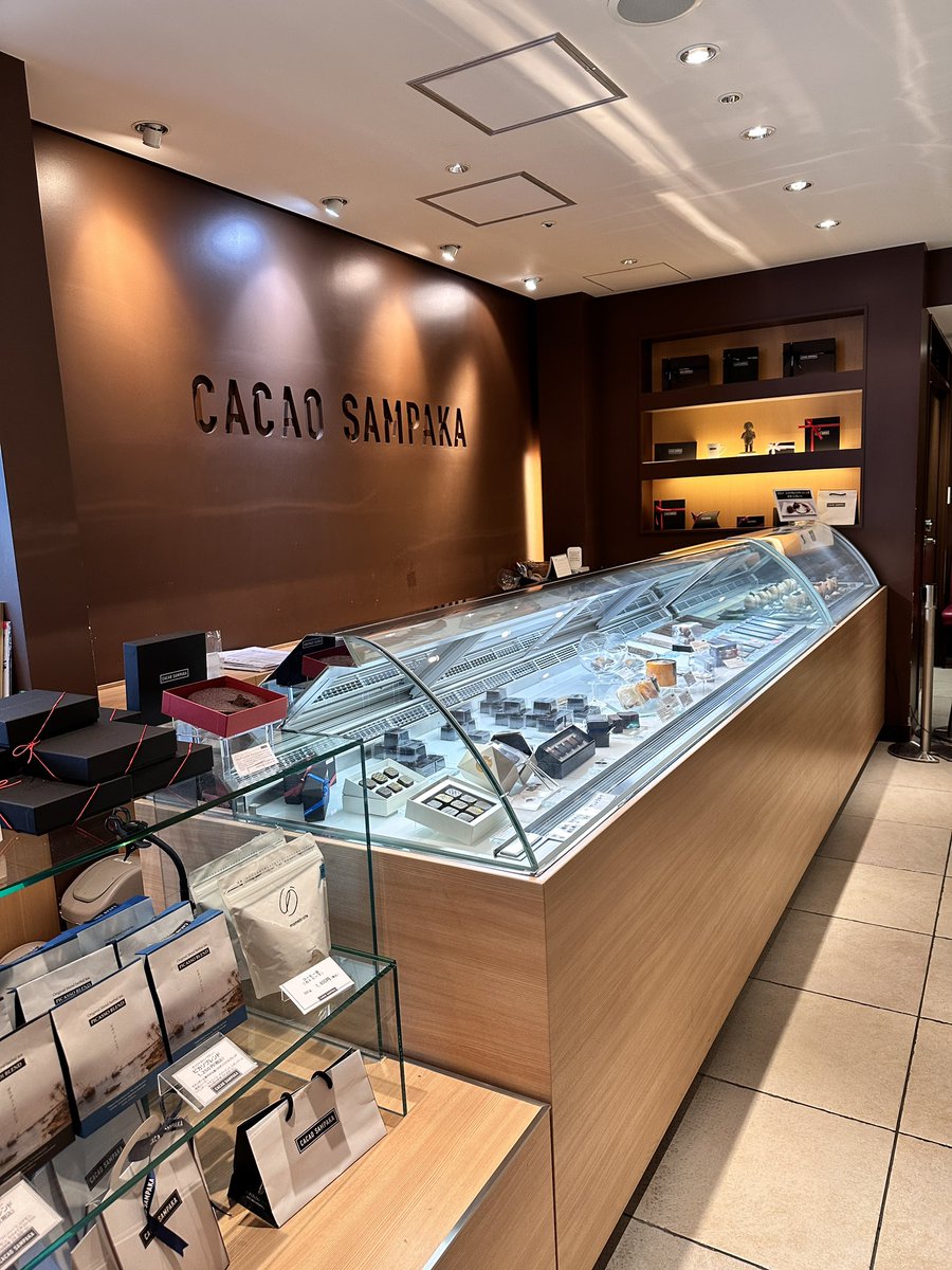 GourmetSCRAP's tweet photo. 【📍カカオサンパカ 梅田】
大丸梅田店に入っている言わずと知れたチョコレートの有名店。チョコレートのかき氷も美味しいんだけど個人的には「ジャラッツ」が本当に美味しくて好き。ホワイトチョコレートで作られたソフトクリームはとっても濃厚。店内は天井が高くてガラス張りの空間なのも良い。 https://t.co/trJSKzLRu5