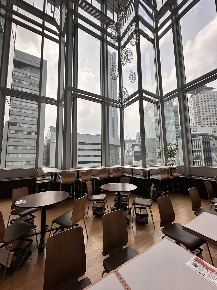 GourmetSCRAP's tweet photo. 【📍カカオサンパカ 梅田】
大丸梅田店に入っている言わずと知れたチョコレートの有名店。チョコレートのかき氷も美味しいんだけど個人的には「ジャラッツ」が本当に美味しくて好き。ホワイトチョコレートで作られたソフトクリームはとっても濃厚。店内は天井が高くてガラス張りの空間なのも良い。 https://t.co/trJSKzLRu5