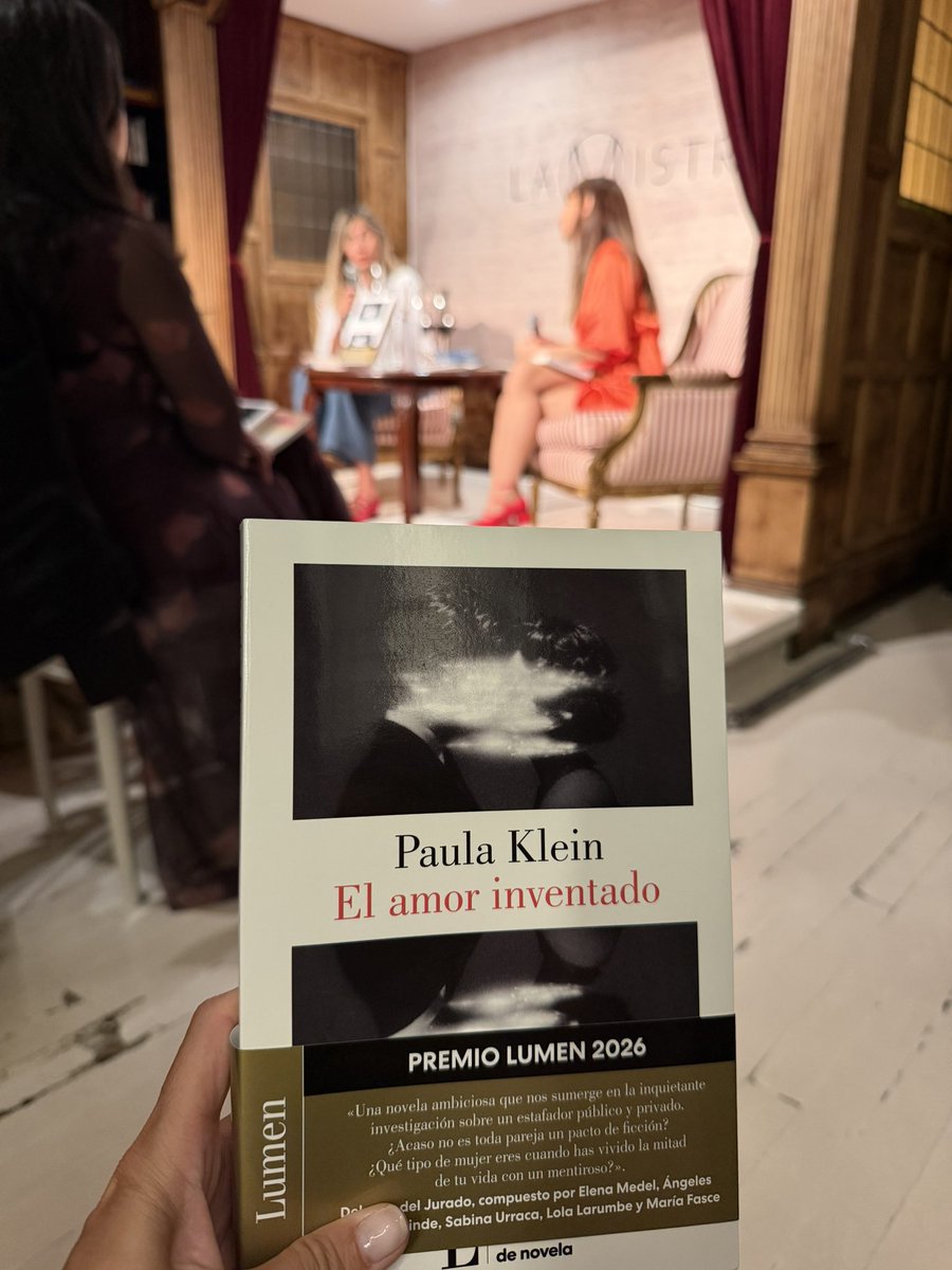purivicente's tweet photo. Escuchando a la ganadora del #PremioLumen de Novela 2026, @mpaulaklein , hablar de “El amor inventado”. https://t.co/JcWu5AU71y