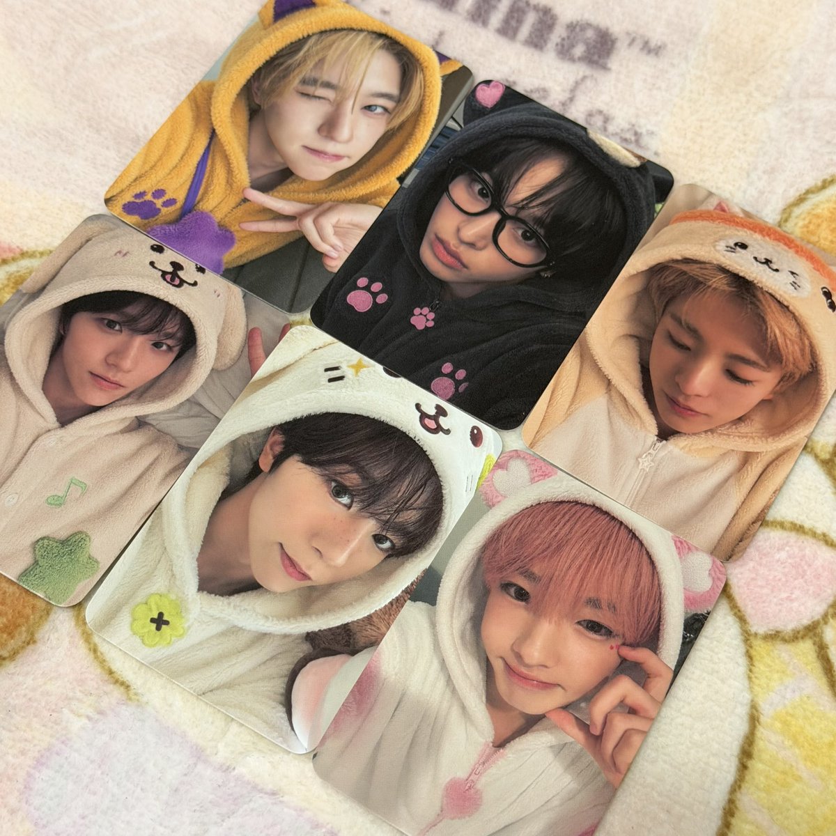 S2SIONX's tweet photo. 🕵🏻 𝐍𝐂𝐓 𝐖𝐈𝐒𝐇 ‘𝐈 𝐒𝐏𝐘 𝐘𝐎𝐔 ’ 𝐒𝐇𝐎𝐖𝐂𝐀𝐒𝐄 🕵🏻
엔시티 위시 쇼케이스 3회차 나눔 
수량 : 위시돌 잠옷 포카 2버전 각 30set 
많은 분들이 받기 위해 한 버전씩 랜덤으로 드립니다! 양해 부탁드려요 🫶🏻
시간 및 장소 : 10월 11일 3회차 전 공지 (3-4시로 예상) 
인증 : #RT 랑 위시 멤버 버블 
랜덤으로 일본 간식 드립니당 ⋆⸜♥⸝‍⋆