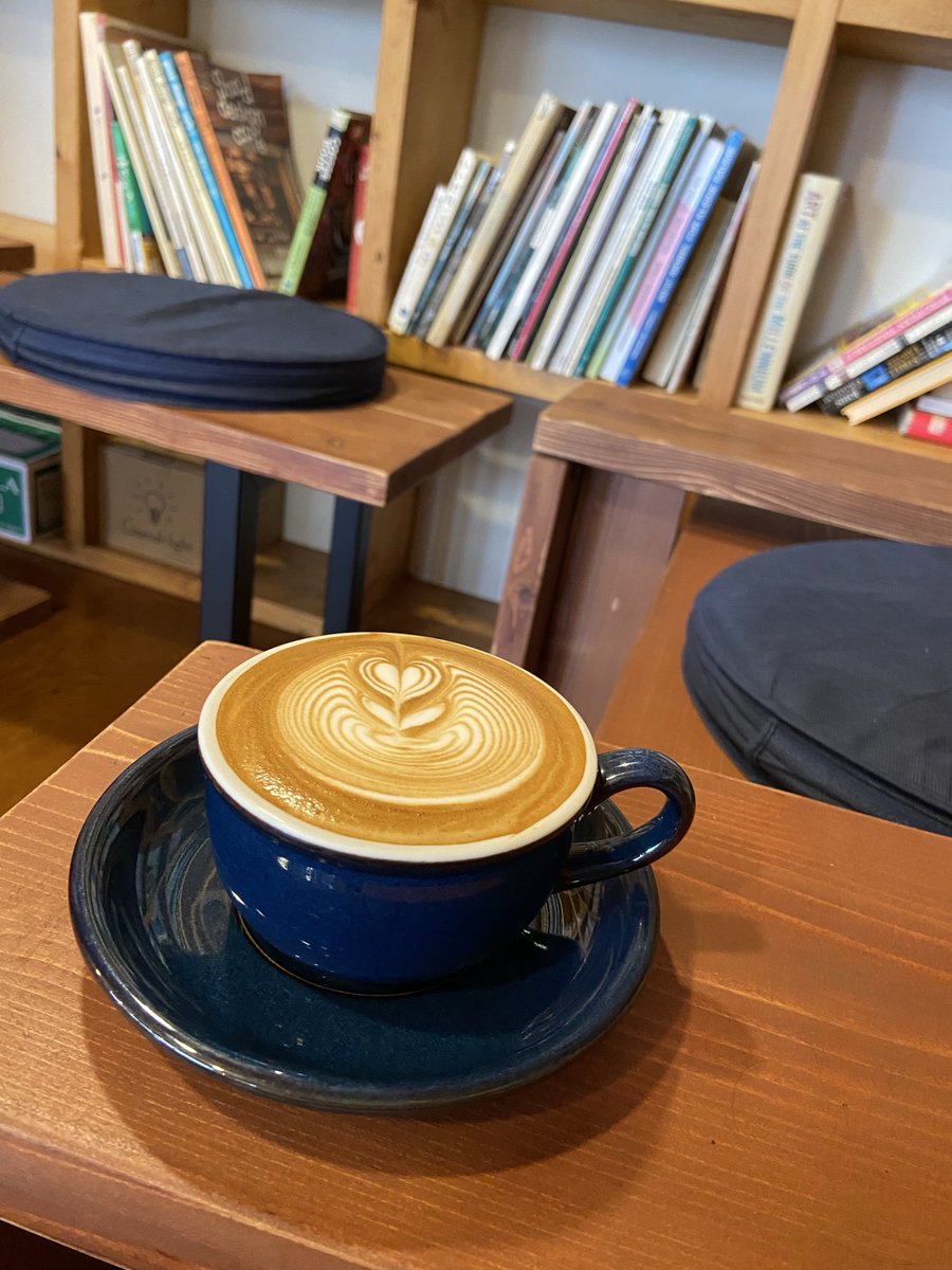 matk_59's tweet photo. にゃん恋イベント行く前に、JR難波駅の近くでのんびりラテタイム☕️
ここの2階では、美味しいスイーツとコーヒーも楽しめるそうで、次回はそちらも行ってみたいね…ぜひ😌

📍OSARU COFFEE
大阪府大阪市浪速区元町１丁目７−１５

#大阪　#カフェ　#コーヒーのある暮らし https://t.co/69xU6A2sF2
