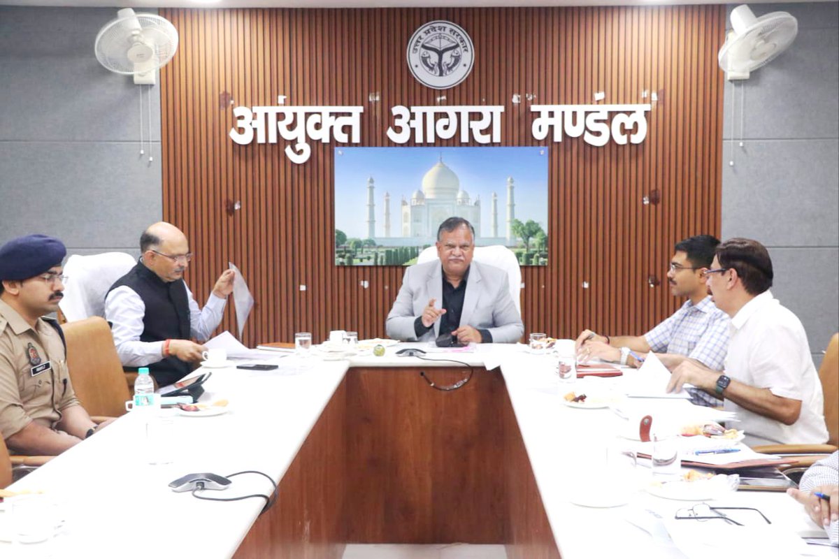 CommissionerAgr's tweet photo. यूपी स्टेट ट्रांसफॉर्मेशन कमीशन के मुख्य कार्यकारी अधिकारी श्री मनोज कुमार सिंह की अध्यक्षता में समीक्षा बैठक संपन्न.

आगरा जनपद में विद्युत चोरी रोकने व लाइन लॉस कम करने हेतु लगातार चलेगा विशेष सघन चेकिंग अभियान. https://t.co/Xedjrfi7ai