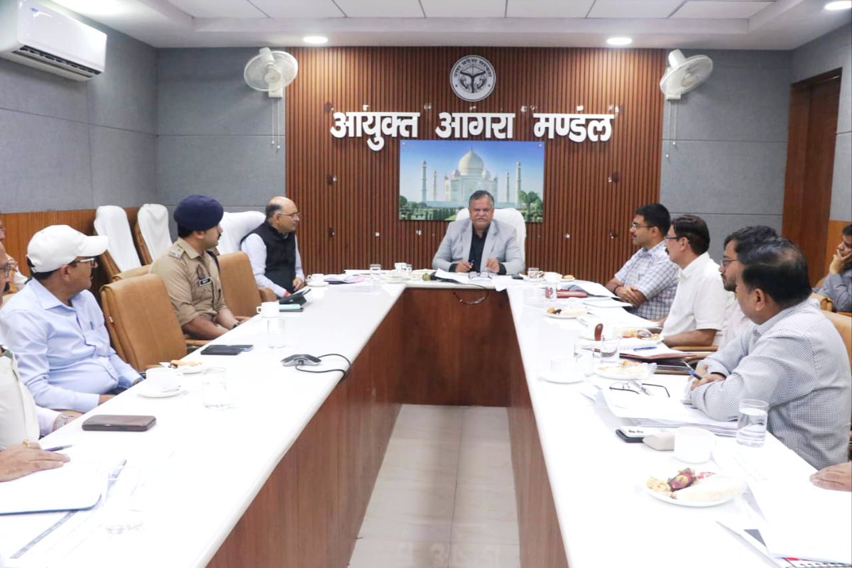 CommissionerAgr's tweet photo. यूपी स्टेट ट्रांसफॉर्मेशन कमीशन के मुख्य कार्यकारी अधिकारी श्री मनोज कुमार सिंह की अध्यक्षता में समीक्षा बैठक संपन्न.

आगरा जनपद में विद्युत चोरी रोकने व लाइन लॉस कम करने हेतु लगातार चलेगा विशेष सघन चेकिंग अभियान. https://t.co/Xedjrfi7ai