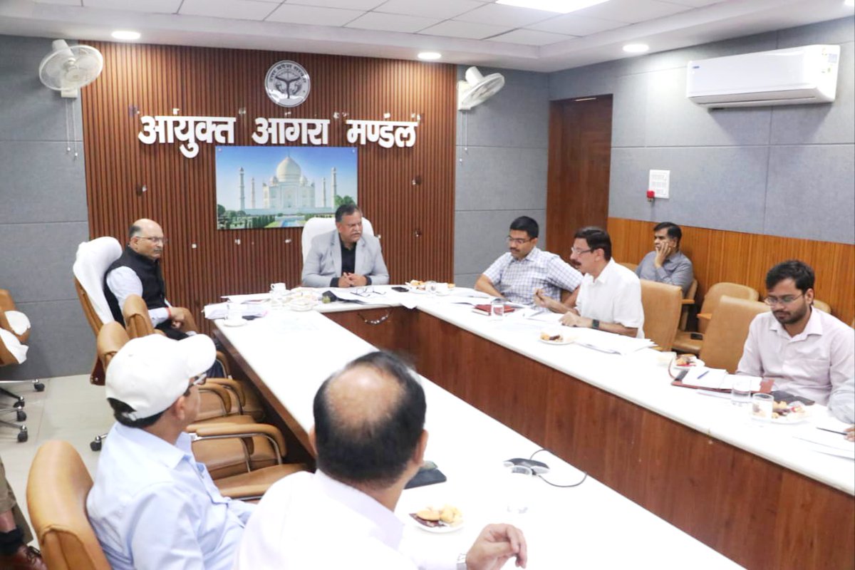 CommissionerAgr's tweet photo. यूपी स्टेट ट्रांसफॉर्मेशन कमीशन के मुख्य कार्यकारी अधिकारी श्री मनोज कुमार सिंह की अध्यक्षता में समीक्षा बैठक संपन्न.

आगरा जनपद में विद्युत चोरी रोकने व लाइन लॉस कम करने हेतु लगातार चलेगा विशेष सघन चेकिंग अभियान. https://t.co/Xedjrfi7ai