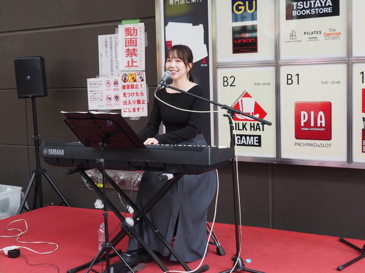 SASATTI0802's tweet photo. 立石純子さん　銀座街
久しぶり（3か月ぶり）の純子さんライブ♪
素敵な歌声に笑顔、皆での合唱（ら～ら～ら～）、そしてMCも笑え、とっても楽しいライブでした。
アップテンポの「モノクローム」「青星」やはり素敵な曲です！
＃立石純子
https://t.co/EkpQzaxZqx https://t.co/yee7Efzwa4