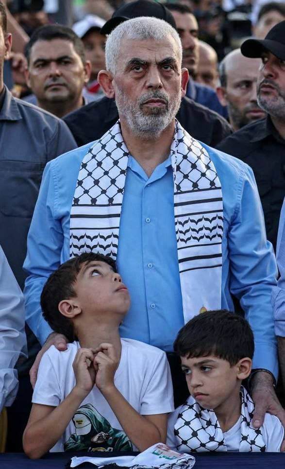 EMAN2xyy's tweet photo. الشهيد يحيى السنوار وأولاده إبراهيم وعبدالله في ١ أكتوبر ٢٠٢٢ من مؤتمر الأقصى في خطر https://t.co/Pdq7oCDgTM