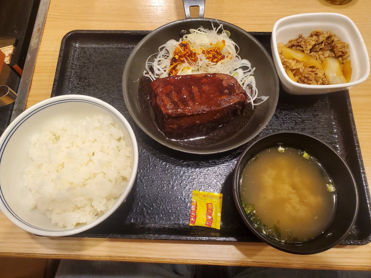 ryuu67842's tweet photo. 吉野家の夜限定豚角煮定食たべてみたあ。感想は、脂身おおめで(^ω^≡^ω^)明日もたれたら、こいつです？うまかったけど。。てな感じ https://t.co/XI1iTUAGTK