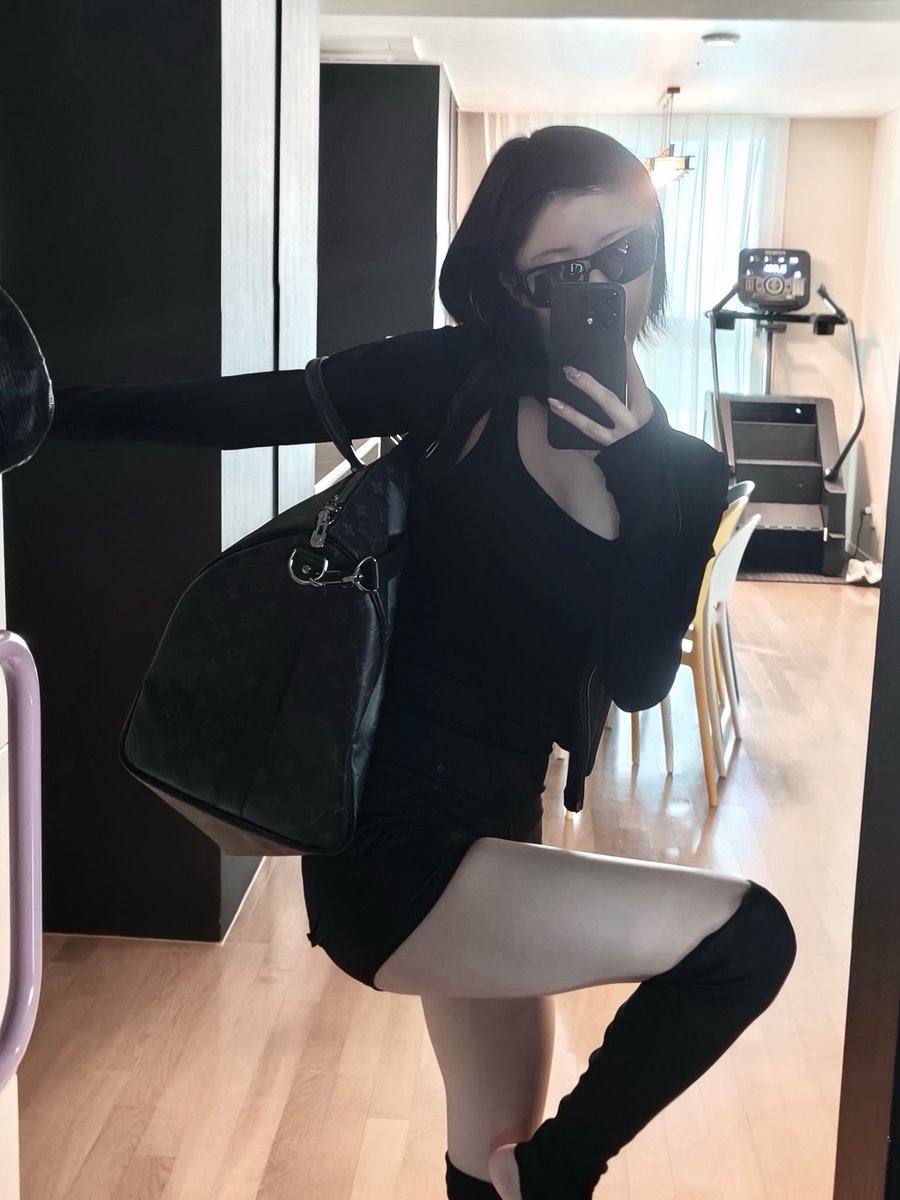 brrruhacesaaa's tweet photo. Asa weverse update! 

All black is my 🖤 https://t.co/WtEKSD98v1