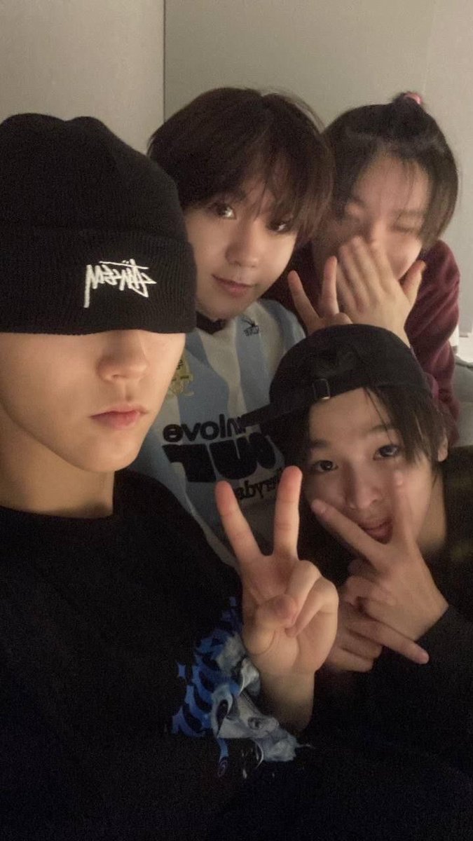 ri_2kuo's tweet photo. 위시가 연습실에서 어떻게 노는지 알수있는 사진들 https://t.co/3AbMnOHf0W