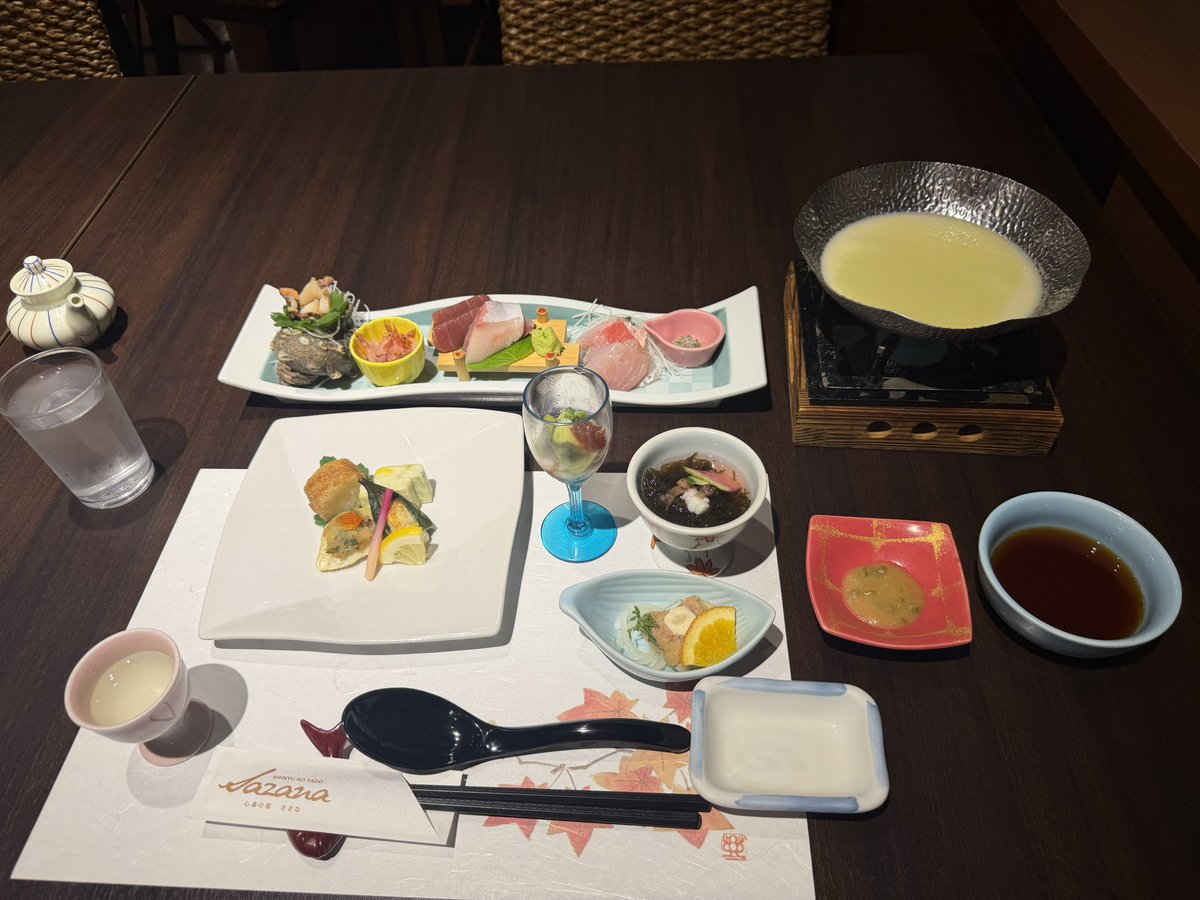marikatomiyuki's tweet photo. 宿の夕食😋

コース料理でしたが、伊勢海老あり、鮑、金目鯛他しゃぶしゃぶや天麩羅等もありかなりボリュームありました。 https://t.co/uQvcRhsVUk