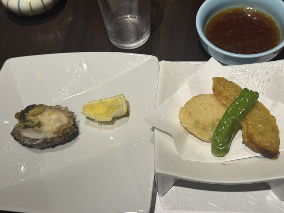 marikatomiyuki's tweet photo. 宿の夕食😋

コース料理でしたが、伊勢海老あり、鮑、金目鯛他しゃぶしゃぶや天麩羅等もありかなりボリュームありました。 https://t.co/uQvcRhsVUk