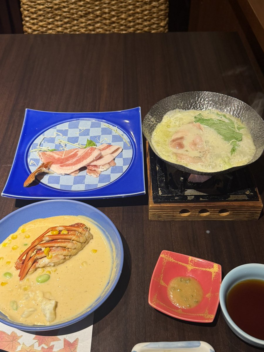 marikatomiyuki's tweet photo. 宿の夕食😋

コース料理でしたが、伊勢海老あり、鮑、金目鯛他しゃぶしゃぶや天麩羅等もありかなりボリュームありました。 https://t.co/uQvcRhsVUk