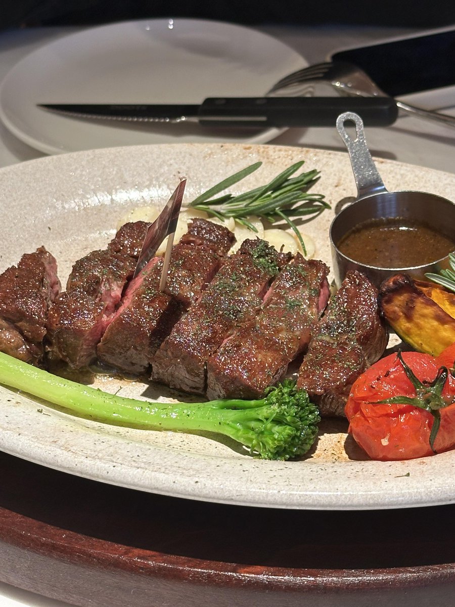 HitendraSRao1's tweet photo. 好きなものを少しずつ、でも美味しいものは欲張りに。🥩🍓✨
幸せな時間って、結局「美味しいね」を一緒に言える瞬間なのかも。#美食時間 #ご褒美ディナー #幸せな時間 https://t.co/2K0cJ6pWPw
