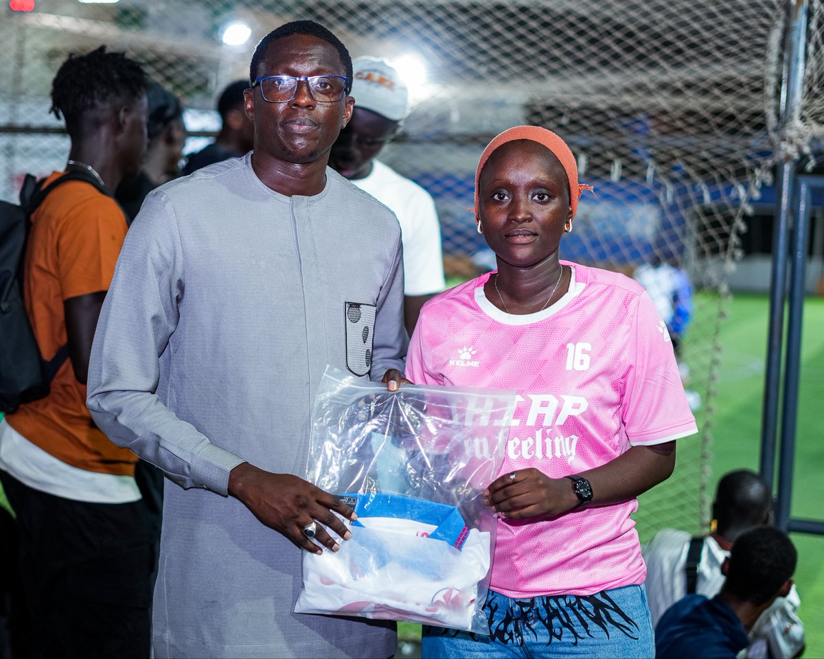 ketket_sn's tweet photo. La Lady du Match a livré une prestation exceptionnelle hier soir en inscrivant un magnifique triplé ⚽️⚽️⚽️

Une performance remarquable qui lui a permis de repartir avec ses récompenses, remises par le DG de @ProxiFoot @JeSuisTafa et @Astougueye99

@GroupeSonatel @orange_sn 
@Electro__Tech 
@ProxiFoot