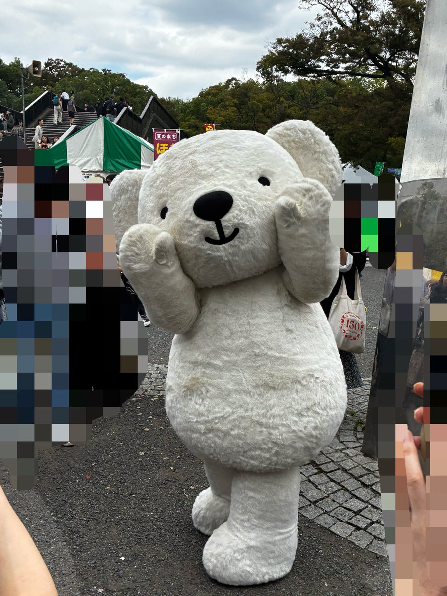 ozvvvvvv's tweet photo. @hokkaisyokudo 代々木公園の北海道フェア楽しかった。今年3回目にしてやっと晴れた。食べやすかった笑
そして念願のベアドゥ@airdo_hokkaido に会えた！かわい〜。
めじるしチャームももらえて嬉しい！ウポポイのバッグもかわいい https://t.co/NugOu51YoM