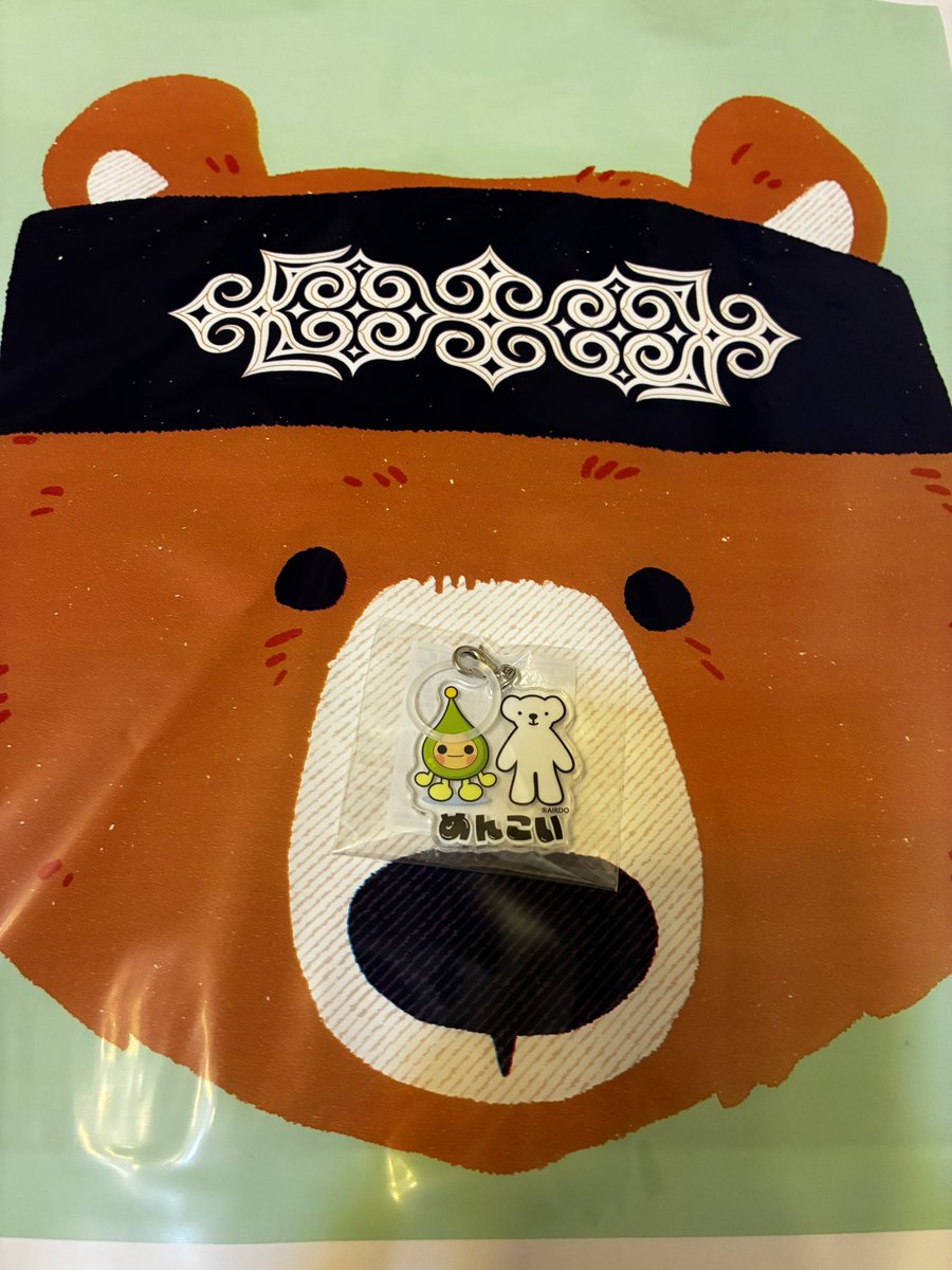 ozvvvvvv's tweet photo. @hokkaisyokudo 代々木公園の北海道フェア楽しかった。今年3回目にしてやっと晴れた。食べやすかった笑
そして念願のベアドゥ@airdo_hokkaido に会えた！かわい〜。
めじるしチャームももらえて嬉しい！ウポポイのバッグもかわいい https://t.co/NugOu51YoM