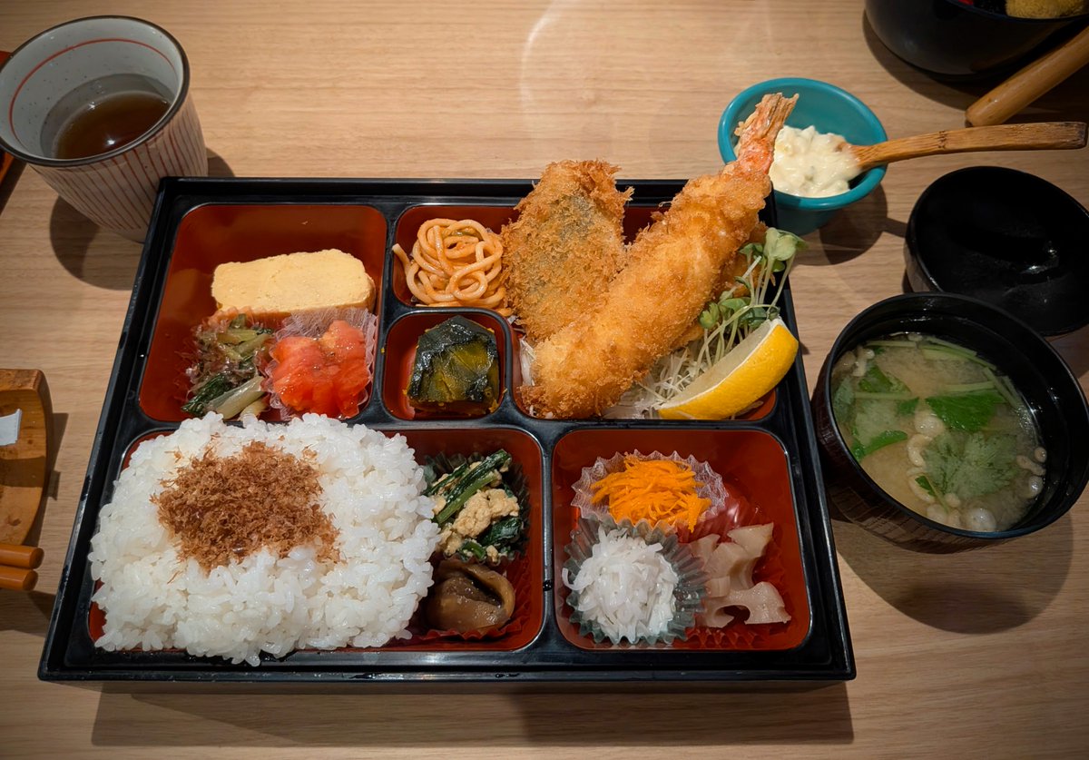 797binbo's tweet photo. #高円寺 #koenji #tokyo
#蘭丸亭
ミックスフライ弁当 1,500円
全て弁当式。飲物かアイスクリーム付。海老・イカ・鯵フィレのフライに副惣菜も充実。フライごとに衣の厚さを使い分けており、特に薄衣で揚げられた鯵フィレのふわっとした美味しさが際立っています。
#ランチ #昼飯 #lunch #定食 #setmeal https://t.co/vxvjbCDvWj