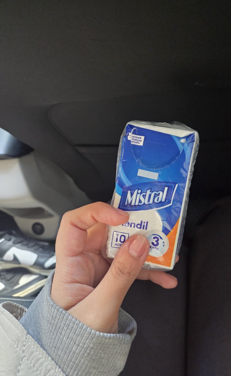 rnsenaciim's tweet photo. milletin kışlıklarının cebinden para çıkıyo benim peçete çıktı dışarıda saat başı tuvalet kovaladığımız için https://t.co/urSPkPZHwG