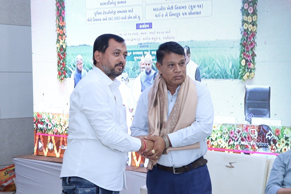 BalrajsinhMla's tweet photo. માન. રાજ્યપાલશ્રી તેમજ માન. મુખ્યમંત્રીશ્રીની વર્ચ્યુઅલ ઉપસ્થિતિમાં પ્રાકૃતિક કૃષિનાં વેચાણ કેન્દ્રોનાં લોકાર્પણ પ્રસંગે શિક્ષણ મંત્રી ડૉ. પ્રધુમનભાઈ વાજા તેમજ અમદાવાદ પૂર્વ લોકસભા સાંસદ હસમુખભાઈ પટેલ તેમજ પ્રભારી રમેશભાઈ સોલંકી સાથે દહેગામ ખાતે સહભાગી થયો https://t.co/CKIEJPASPd