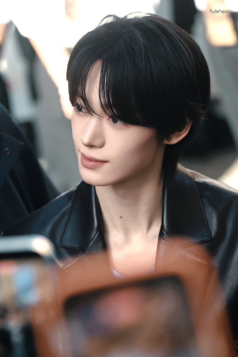 Rudenejaa's tweet photo. 261003 Paris

#韩振 #한진 #HANJIN #ハンジン #TWS #투어스 https://t.co/tnfCp8BuEi