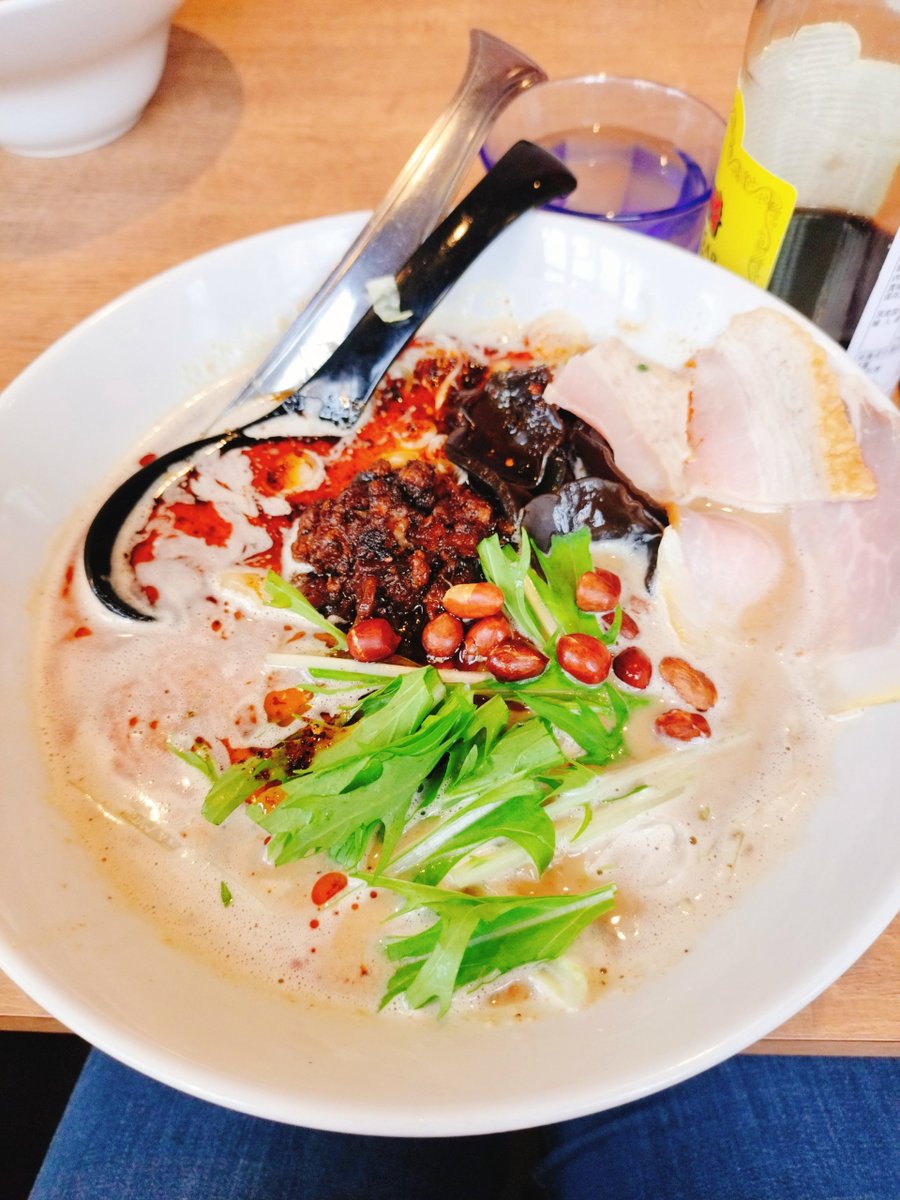 white_cake's tweet photo. 町田のいぶし銀（@Ramen_Ibushigin）で、担々麺を食べてきました。 
大傑作でした。
いぶし銀の担々麺は毎回楽しみで美味しく食べてきたのですが、今回が一番美味しいのでは。クリーミーで香り高い担々麺、あまりに多幸感が凄すぎました。
どう表現していいかわからない。とにかく美味い。満足。幸せ。 https://t.co/n5zz9Qm0oL
