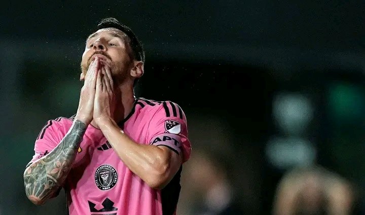 FootballGoatX's tweet photo. The difference between Ronaldo and Messi fans is simple:

Ronaldo fans love Ronaldo and don’t care about Messi. Messi fans hate Ronaldo and think they love Messi.

Ronaldo fans can talk for hours about his career, goals, mentality, longevity, and the moments that made them fall in love with football without mentioning Messi once.

That’s the difference.

One side celebrates their favourite player. The other is still trying to win an argument nobody asked for.

At the end of the day, it’s Ronaldo lovers vs. Ronaldo haters.