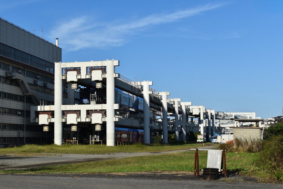 ogaa_ww's tweet photo. 千葉都市モノレールの車両基地を見てきた
2層構造で縦に並ぶ車両、引き込み線が生み出す立体交差にはロマンが溢れている https://t.co/8NMuG1YMOh