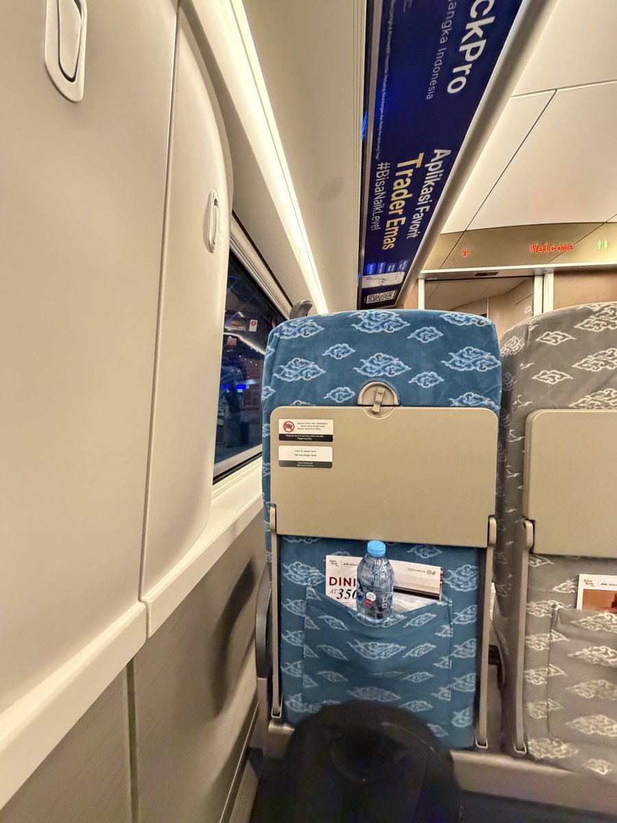 borryshasian's tweet photo. Nyobain “tinggal di Bandung, ‘kerja’ di Jakarta” dengan Whoosh. 

Berangkat kereta jam 7 pagi. Sampe Jakarta 8 lebih. 
Sampe tempat kerja 8.30.
Ngajar 9.00-16.30. 
Diskusi 16.30-17.30.
Kereta balik 18.25. Sampe stasiun Bandung 19.20.
Sampe rumah 20.00

Badan masih OK pas sampe rumah. Kayanya bisa ya kalo tinggal Bandung dan kerja Jakarta, pp tiap hari 😁