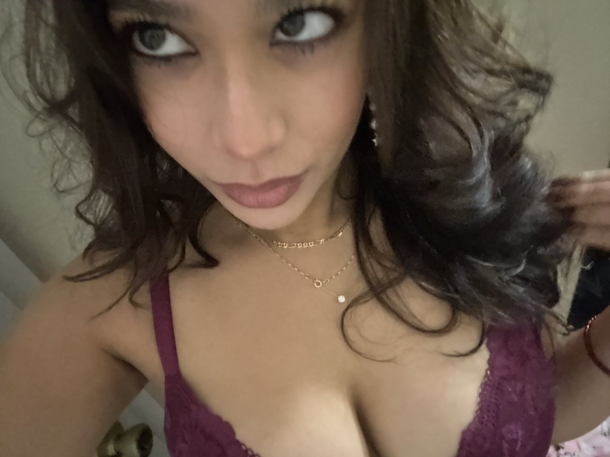 XoXo_JinxSin's tweet photo. I make you twitch 🍓 https://t.co/d9O2SUtkVZ