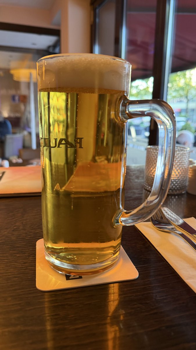 Fool_242's tweet photo. Samstagabend im Restaurant. Essen bestellt, Getränk vor mir und für einen Moment keine Termine, keine Arbeit und keine Verpflichtungen. So fühlt sich Luxus an. Zumindest solange die Rechnung noch nicht auf dem Tisch liegt.
#Fump Ihr Lumpen ;-) https://t.co/xCrlIv1bAC