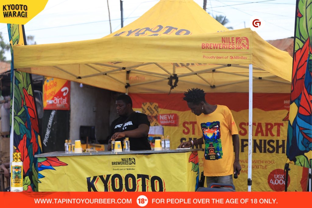 GalaxyFMUg's tweet photo. The Kyooto Waragi activation has arrived in Nalukolongo 🔥

#ZzinaLifeStyle | #KyootoGin | #StrongStartSmoothFinish https://t.co/uTahZPHF5A