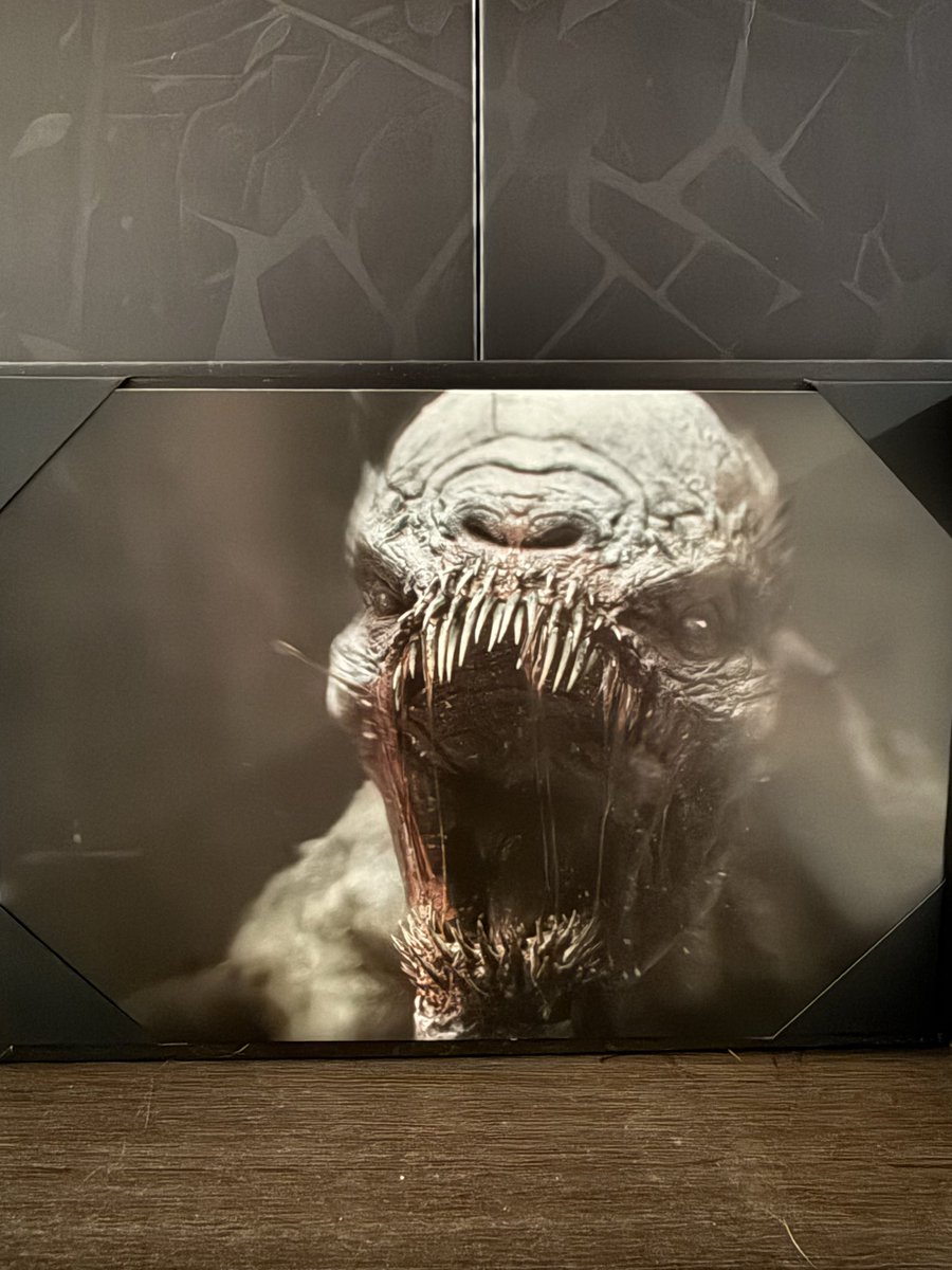 JeffKingman's tweet photo. @CoalitionGears fantastic job on the collector’s edition of Gears of War E-Day, absolutely love the detail in the statue and the packaging as whole. The controller is sick as well and so far I’m LOVING the game. #xbox #GearsofWar https://t.co/YVtETOUinl