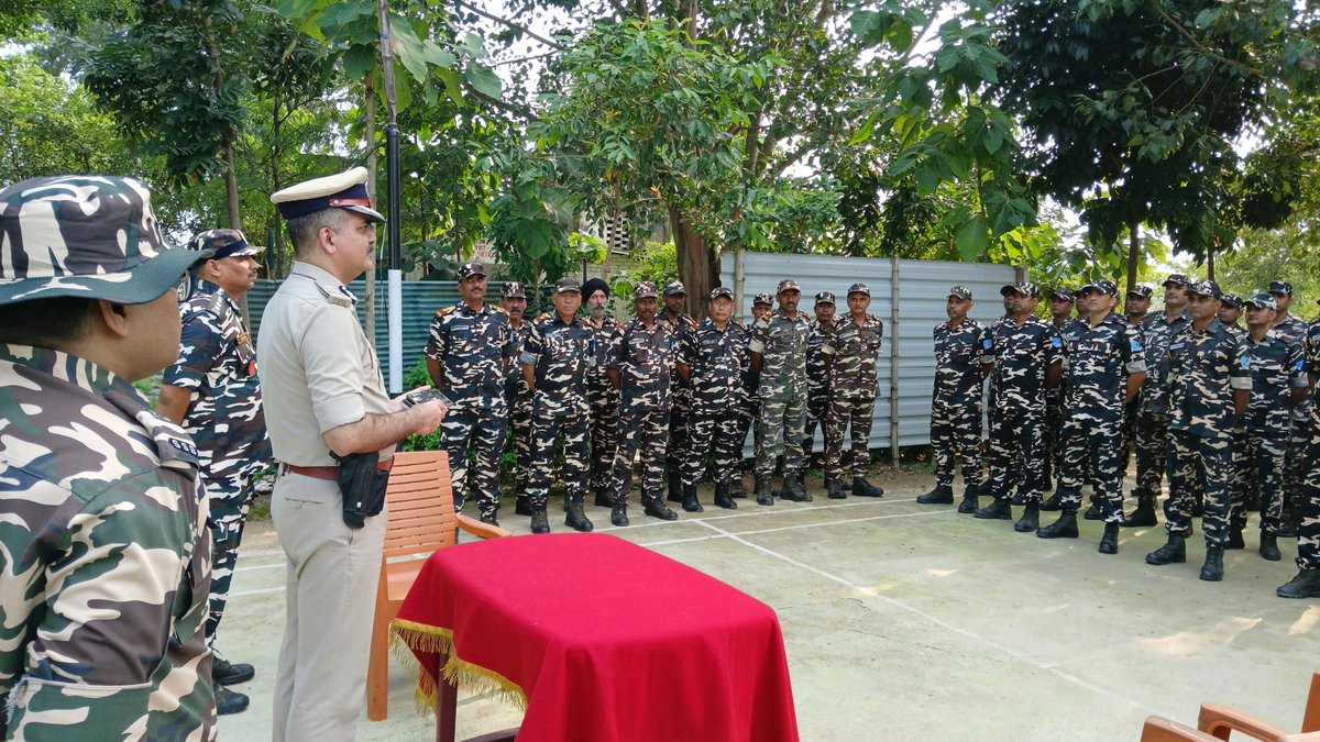 vikasvaibhavips's tweet photo. आज प्रातः #गया जी से निकलकर जिले के उस सीमावर्ती क्षेत्र में पहुंचा, जो कुछ वर्षों पूर्व तक उग्रवाद से अत्यधिक प्रभावित रहा था । भ्रमण के क्रम में #यात्री_मन उस काल का स्मरण कर रहा था जब #रोहतास में पुलिस अधीक्षक के दायित्व में पदस्थापन के दौरान उग्र���ाद के विरूद्ध युद्ध में अहर्निश संलग्न रहता था, और गया जिले के लुटूआ, बांकेबाजार, इमामगंज, मैगरा, डुमरिया आदि स्थानों पर हो रही उग्रवादी गतिविधियों की सूचनाएं अक्सर प्राप्त हुआ करतीं थीं । तब मन अत्यंत चिंतनरत हो जाता था और स्वयं से प्रश्न करता था कि जिस भूमि पर भगवान बुद्ध ने संबोधि प्राप्त कर शांति, करूणा और अहिंसा के कालजयी संदेशों का व्यापक प्रसार किया और जिसकी प्रतिध्वनि आज भी सूक्ष्म ���ूप में निश्चित ही अनुभूत होती है, की ऐसी दुर्दशा क्यों हुई ?

रोहतास जिले में हुए अप्रत्याशित परिवर्तन के पश्चात से ही गया जिले के इस क्षेत्र, जहाँ लंबे समय तक सशस्त्र उग्रवादी संघर्ष अपने चरम पर चलता रहा, को देखने की इच्छा रही थी । साथ ही, इसके आर्थिक, शैक्षणिक, सांस्कृतिक एवं सामाजिक विकास में यथासंभव योगदान करने की आकांक्षा भी लंबे समय से मन में रही थी । आगे, जब 7 जुलाई, 2013 को बोधगया में हुए सीरियल ब्लास्ट के पश्चात उसके अन्वेषण हेतु इस क्षेत्र में लंबे समय तक रहना हुआ था, तब भी चिंतनरत मन निरंतर क्षेत्र में परिवर्तन के नव संकेतकों को ढूंढता रहता था । कालांतर में सुरक्षा बलों तथा प्रशासन के अथक प्रयासों से अंततः इन क्षेत्रों में भी परिवर्तन की धारा प्रवाहित होने लगी और आज शांति पूर्णतः स्थापित है । 

वर्ष 2023 के 30 सितम्बर को जब #LetsInspireBihar के अंतर्गत बांकेबाजार में आयोजित #युवा_संवाद में मैंने सभी को बिहार के उज्ज्वलतम भविष्य निर्माण में योगदान हेतु संबोधित किया था, तब मन क्षेत्रांतर्गत हुए परिवर्तन को देखकर अत्यंत आशान्वित हुआ था । तब ��्ञान एवं मोक्ष की भूमि को नमन करते हुए मैंने मगध के उस प्राचीन शौर्य का स्मरण किया था जिसके कारण वीर अल्क्षेन्द्र के नेतृत्व में विश्व विजय के उद्देश्य से भारत पहुंची यवन सेना को भी लौटना पड़ा था ।

आज पुनः भ्रमण के क्रम में मन इस क्षेत्र में समाहित असीम संभावनाओं के विषय में चिंतन कर रहा था और नव-प्रस्तावित औद्योगिक कोरिडोर के उदय के साथ-साथ क्षेत्रांतर्गत एक व्यापक उद्यमिता की क्रांति की कल्पना भी कर रहा था । मन कह रहा था कि भूमि के उत्कर्ष का दायित्व हम सभी पर है और हम सभी को मिलकर जाति-संप्रदाय, लिंगभेद और विचारधारात्मक मतभेदों से ऊपर उठकर राष्ट्रहित में योगदान करना होगा ।

संध्या में गया जी लौटने पर टेंट सिटी में आयोजित 162वें जिला स्थापना दिवस समारोह में जिले के ऐतिहासिक एवं सांस्कृतिक पक्ष का स्मरण कराते हुए मैंने सभी से कहा कि अतीत के गौरव से प्रेरित होकर हमें भविष्य को औ��� गौरवशाली बनाने का संकल्प लेना होगा और 2047 तक विकसित भारत में एक विकसित बिहार के निर्माण में क्षेत्र की महत्वपूर्ण भूमिका के निमित्त सकारात्मक प्रयास करना होगा । 

अतीत हमें गौरव देता है, वर्तमान हमें दायित्व ��ेता है और भविष्य हमें आह्वान करता है । यात्रा गतिमान है !